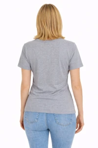 Klasyczny wygląd w szarym T-shircie.png